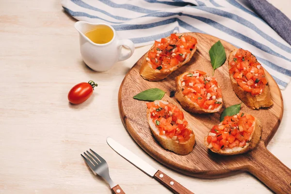 Enkel Italiensk Aptitretande Bruschetta Med Tomat Träbord — Stockfoto