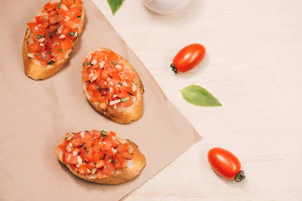 Bruschetta Simple Italiano Apetitoso Con Tomate Sobre Mesa Madera —  Fotos de Stock