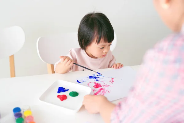 Pequeña Chica Asiática Pintura Con Pincel Pinturas Colores — Foto de Stock