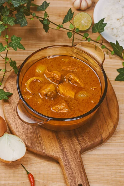 Hühnercurry Mit Gewürz Topf Auf Holzgrund — Stockfoto