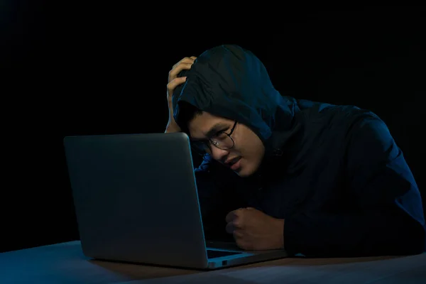 Hacker Escuro Encapuzado Sentado Frente Caderno Ataque Privacidade — Fotografia de Stock