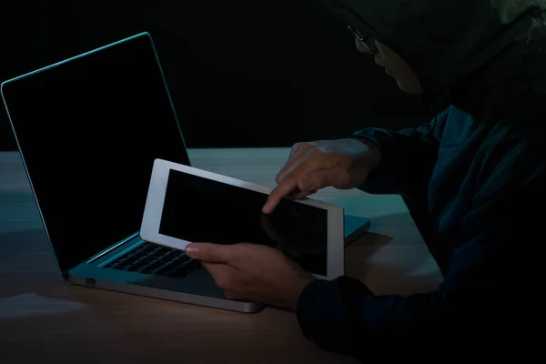 Hooded Cyber Crime Hacker Met Behulp Van Digitale Tablet Internet — Stockfoto