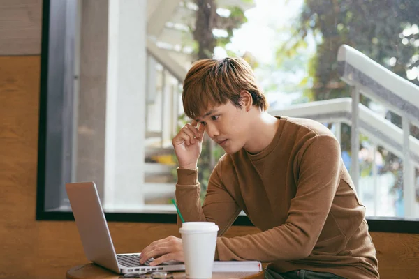 Homem Negócios Moderno Que Conecta Wireless Computador Portátil Durante Pausa — Fotografia de Stock