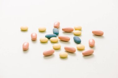 farklı tabletler haplar kapsül yığınları karışık terapi ilaçları