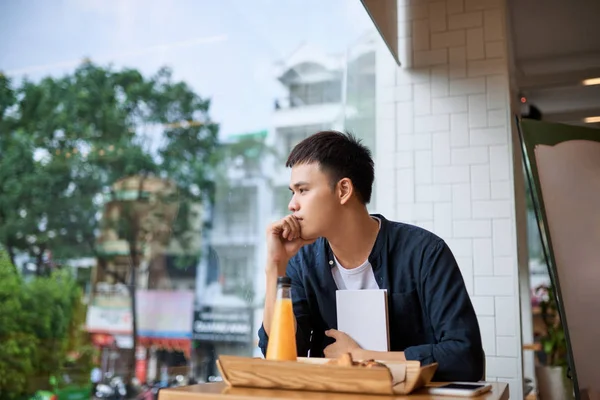 男はコーヒー ショップに座って 考えます パンと紅茶の時間 — ストック写真