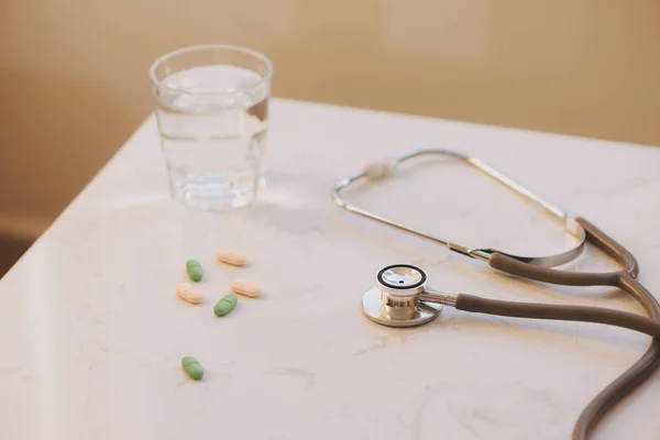 Antecedentes Farmacia Una Mesa Blanca Tabletas Sobre Fondo Blanco Pastillas —  Fotos de Stock