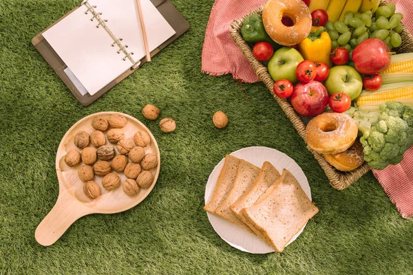 Açık Piknik Sepeti Meyve Salata Vişneli Turta Ile Çimenlerin Üzerinde — Stok fotoğraf