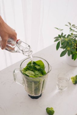 Yeşil smoothie yapmak. Doğal, organik sağlıklı meyve suları şişe için kilo verme diyet