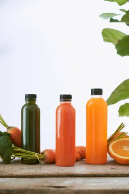 Çeşitli şişe suyu bahçedeki ahşap bir masa üzerinde