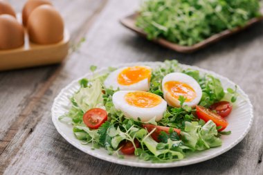 Tost ile yumuşak haşlanmış yumurta. Sağlıklı fitness kahvaltı.