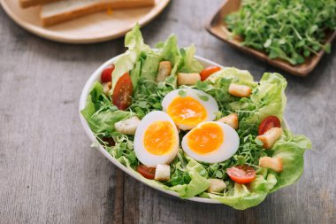 Sezar salatası, beyaz zemin üzerine izole