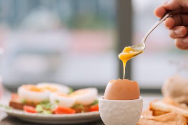 ahşap tahta üzerinde beyaz taze haşlanmış yumurta. Sağlıklı fitness Kahvaltı.