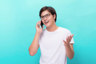 Genç Asyalı yakışıklı işadamı güleryüzlü ve onun smartphone kullanarak. Asya iş adamı mutlu ve kullanma akıllı telefon portresi