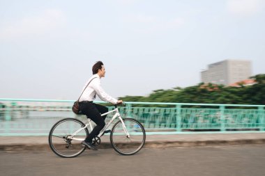 Şehirdeki bisikletli çılgın Asyalı adam hız ve hippi trendi taşımacılığıyla gidip geliyor.