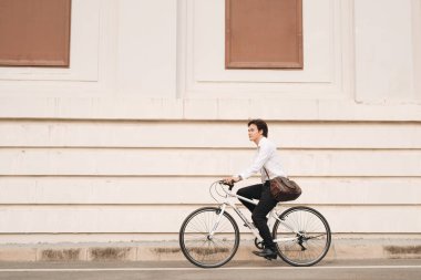 yaşam tarzı, taşıma ve insan kavramı - şehir sokak üzerinde genç adam