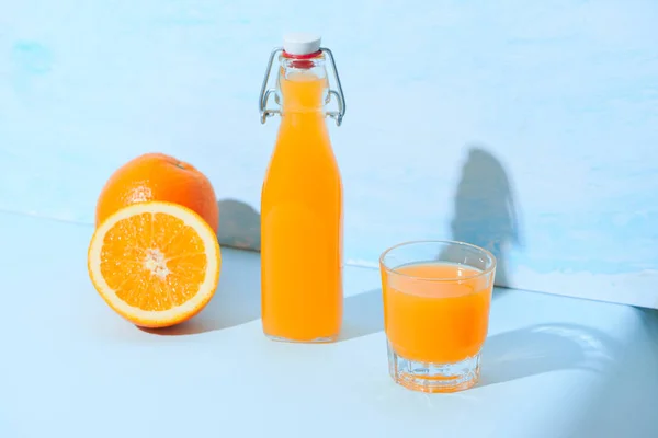 Świeży Naturalny Sok Pomarańczowy Stole Zdrowe Napoje — Zdjęcie stockowe