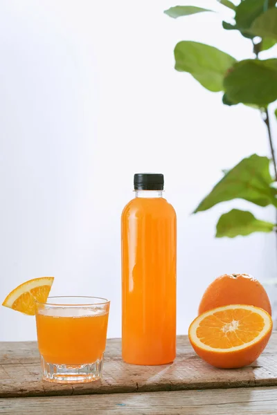 테이블에 신선한 오렌지 주스입니다 — 스톡 사진