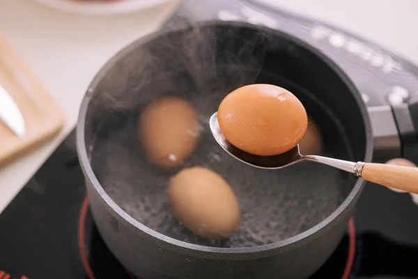 Chef Poniendo Huevos Cocidos Taza Cocinar Salsa Cerdo Estofada Marrón —  Fotos de Stock