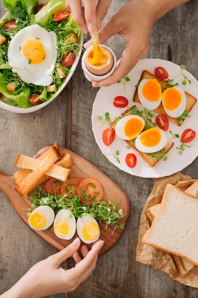 Yemek tavuk yumurta çeşitli yolları vardır. Yumurta ile Kahvaltı.