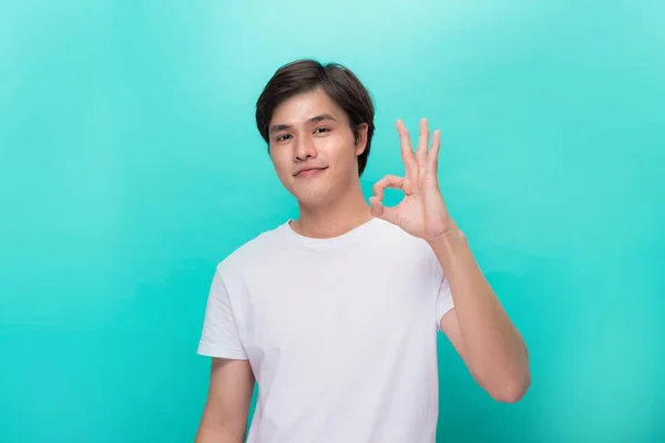 Retrato Jovem Alegre Mostrando Gesto Isolado Fundo Azul — Fotografia de Stock