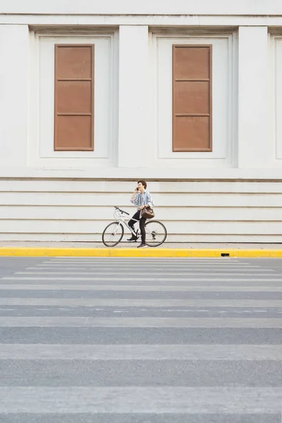 Образ Жизни Транспорт Люди Концепция Молодой Человек Улице Города — стоковое фото