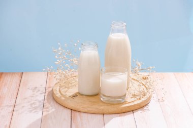 Süt ve süt ürünleri. Şişe süt ve süt ahşap tablo