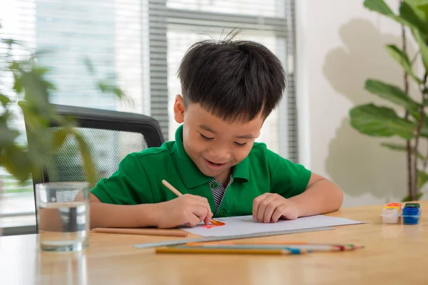 小さな男の子と創造性のためのテーブルを描くの手 — ストック写真