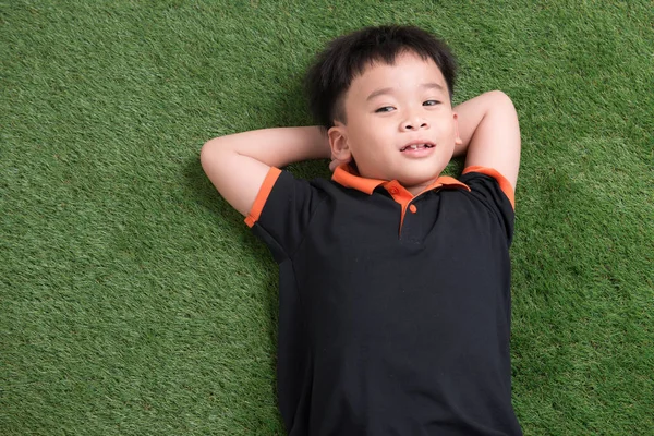 Lindo Niño Mintiendo Sobre Hierba Verde Parque — Foto de Stock