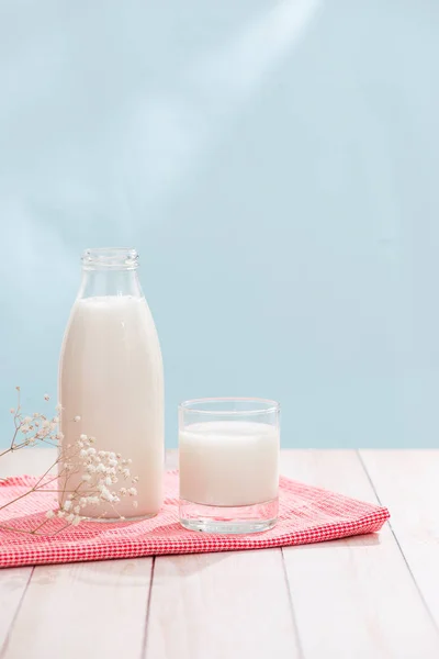 Milchprodukte Flasche Mit Milch Und Glas Milch Auf Holztisch — Stockfoto