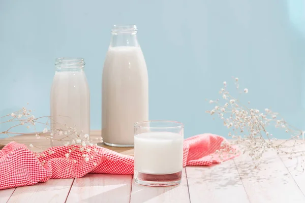 Prodotti Lattiero Caseari Bottiglie Con Latte Bicchiere Latte Sul Tavolo — Foto Stock