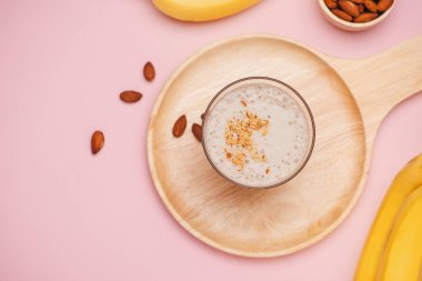 Taze muz smoothie pembe arka plan yaptı.