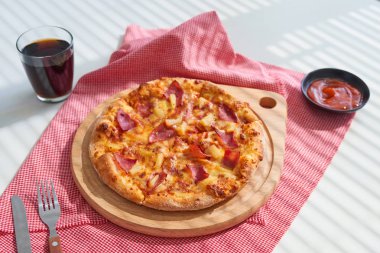 lezzetli İtalyan pizza tahta masada görev yaptı.