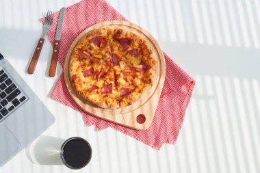 lezzetli İtalyan pizza tahta masada görev yaptı.