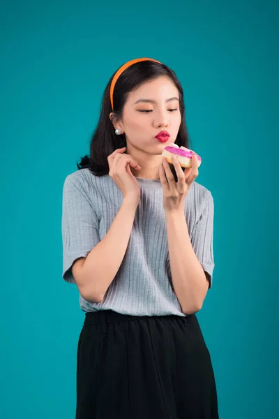 Ομορφιά Ασιατικές Κορίτσι Κρατώντας Ροζ Ντόνατ Ρετρό Χαρούμενη Γυναίκα Γλυκά — Φωτογραφία Αρχείου