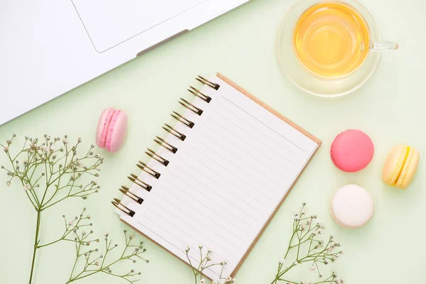 Escritorio Blanco Con Macarrones Coloridos Teclado Cuaderno Abierto — Foto de Stock