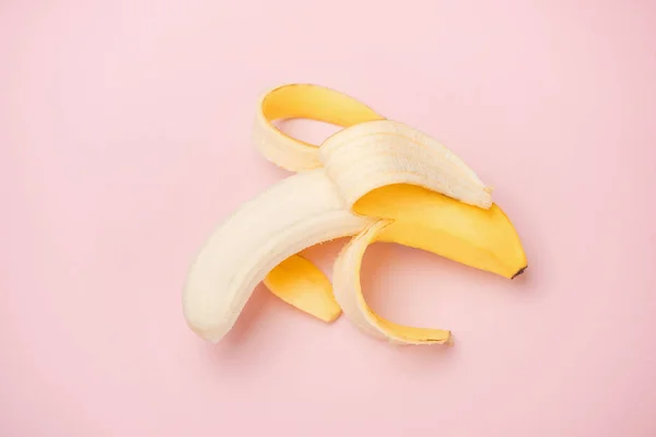 Plátano Pelado Sobre Fondo Rosa Con Espacio Para Copiar —  Fotos de Stock