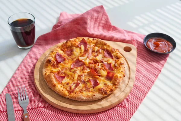 lezzetli İtalyan pizza tahta masada görev yaptı.