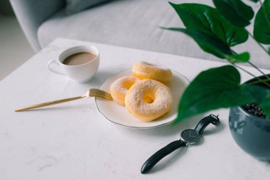 Klasik çörek ve kahve beyaz masada.