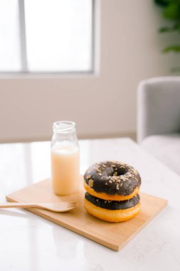 Şişe süt ve çörek, seçici odak