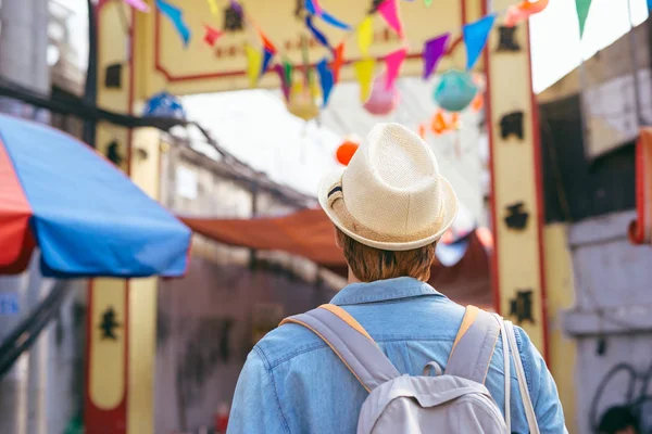 Jovem Asiático Homem Viajante Compras Andando Mercado Rua — Fotografia de Stock