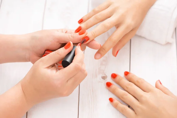 Mujer Haciéndose Manicura Uñas Manicura Aplicando Esmalte Uñas Rojo Cliente —  Fotos de Stock