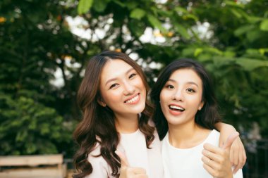 genç kız bahçede doğa arka plan üzerinde oldukça