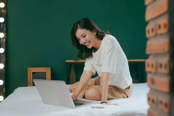 Pretty Asian Woman Using Laptop Computer Bed Room Smiling — Stock Photo, Image