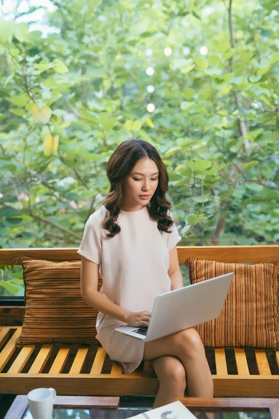 Happy Pretty Young Woman Sitting Sofa Using Laptop Home — Stock Photo, Image