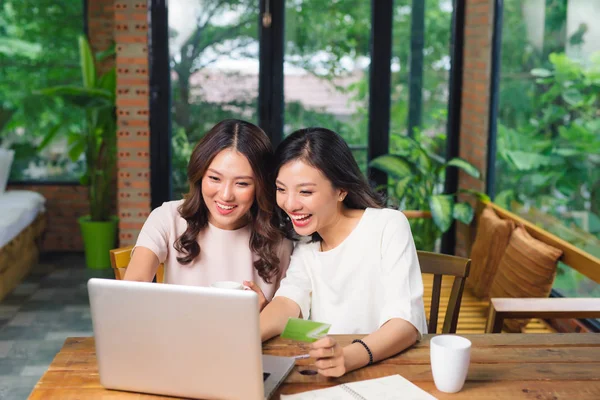 Happy Relaxed Young Female Friends Doing Online Shopping Laptop Credit — Stock Photo, Image
