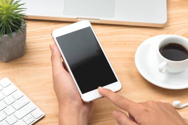 Dizüstü dizüstü bilgisayar ve cep telefonu kullanma office iş adamı