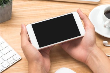Dizüstü dizüstü bilgisayar ve cep telefonu kullanma office iş adamı