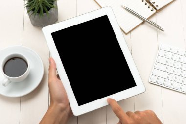 Dijital tablet parmak dokunmatik ekranla Resepsiyon çalışma tablosu üzerinde kullanarak ele