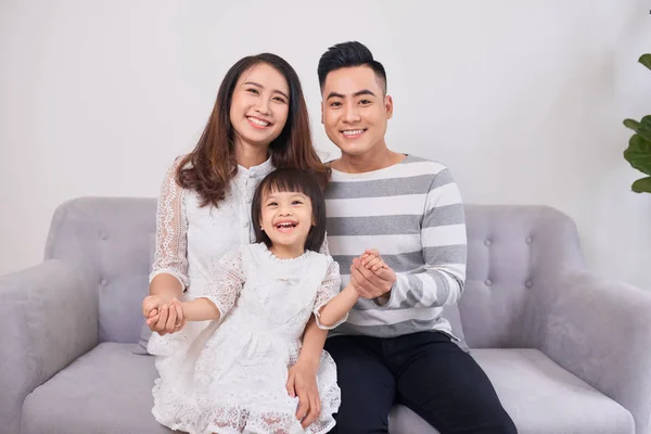 Retrato Hermosos Padres Jóvenes Linda Hija Abrazándose Mirando Cámara Sonriendo —  Fotos de Stock