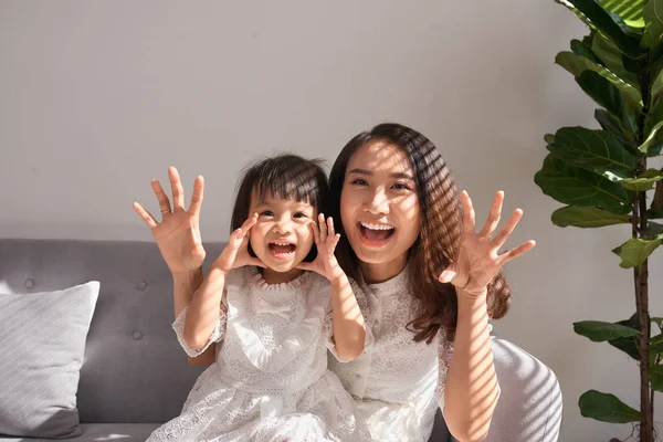 Feliz Joven Madre Con Hija Casa —  Fotos de Stock